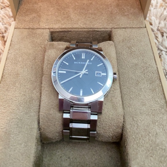 Beautiful Authentic Burberry Watch - Picture 5 of 7